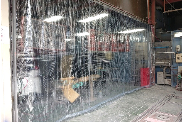 神奈川県にある自動車設備の作業場の区分け用糸入りビニールカーテンとしてご採用いただきました